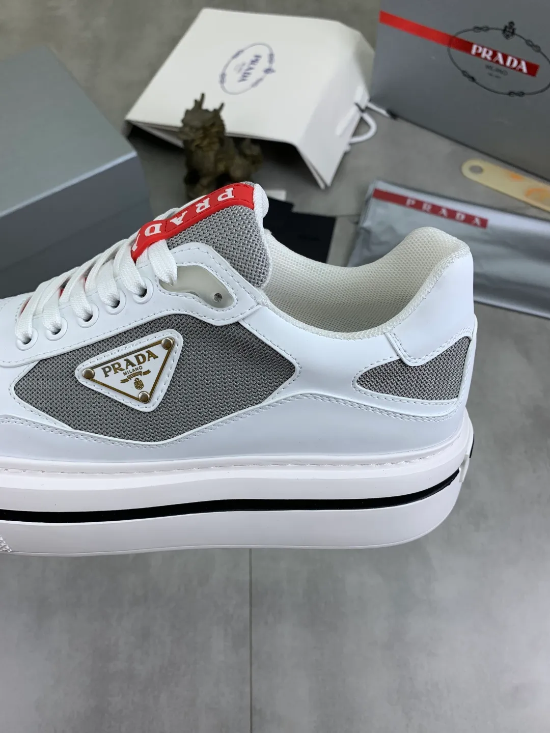 Men's shoes 💰P580💰 [New model] popular models are on the official website, 🆘 Trendy brand (Prada) mainly promotes popular models, avant-garde and versatile fashionable men's shoes private version mold opening, cowhide surface splicing 1:1 replica... fashionable and simple, original imported cowhide lining cowhide feet; the atmosphere and personality are more fashionable, eye-catching and pursuing class. It will subvert the old idea and be a must-have for fashion trendsetters with you! Must keep it for yourself! Tall and comfortable, large and low, high-end quality workmanship. Size: 38-45 3⃣️colors available.